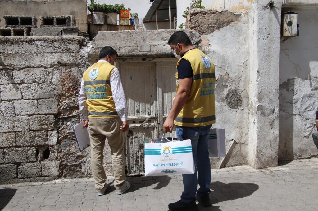 Haliliye’de çocuklara bayramlık kıyafet dağıtılıyor