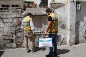 Haliliye’de çocuklara bayramlık kıyafet dağıtılıyor