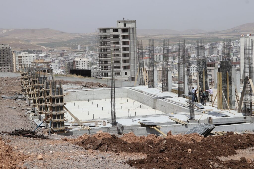 Karaköprü’de kapalı yüzme havuzu çalışmaları sürüyor