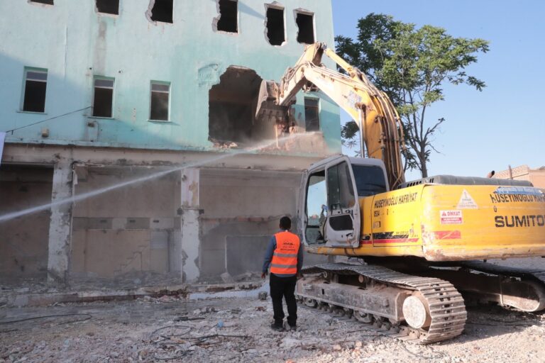 Şanlıurfa’da ağır hasarlı binaların yıkımı sürüyor