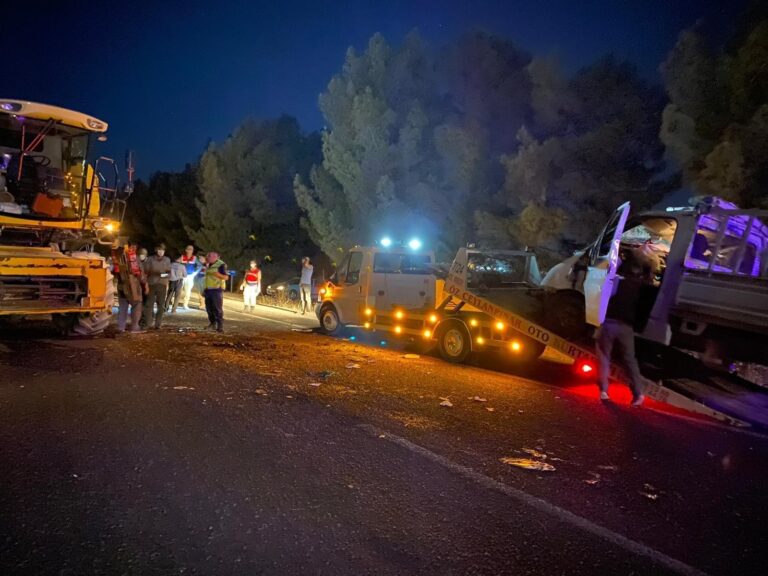 Şanlıurfa’da Biçerdöver ile kamyonet çarpıştı: 2 yaralı