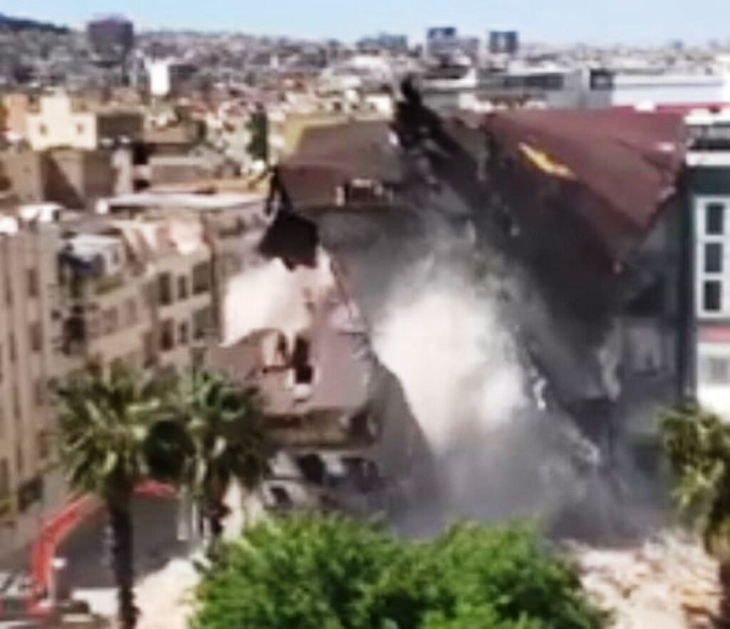 Şanlıurfa’da Binanın yıkılma anı korkuttu