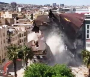 Şanlıurfa’da Binanın yıkılma anı korkuttu