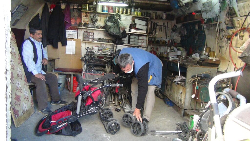 Şanlıurfa’da Bozulan bebek arabalarını onararak iki aileyi geçindiriyorlar