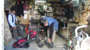 Şanlıurfa’da Bozulan bebek arabalarını onararak iki aileyi geçindiriyorlar