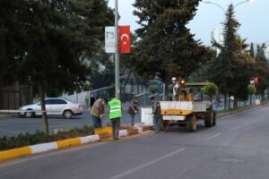 Şanlıurfa’da Cadde ve sokaklardaki bordürler püskürtme sistemiyle boyandı