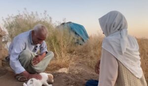 Şanlıurfa’da Çocuğu olmayan yaşlı çift ölen köpekleri için gözyaşı döktü