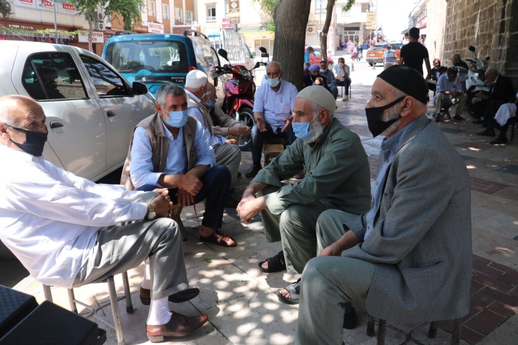 Şanlıurfa’da Covid-19 aşısını yaptıran yaşlılar normal hayata döndü