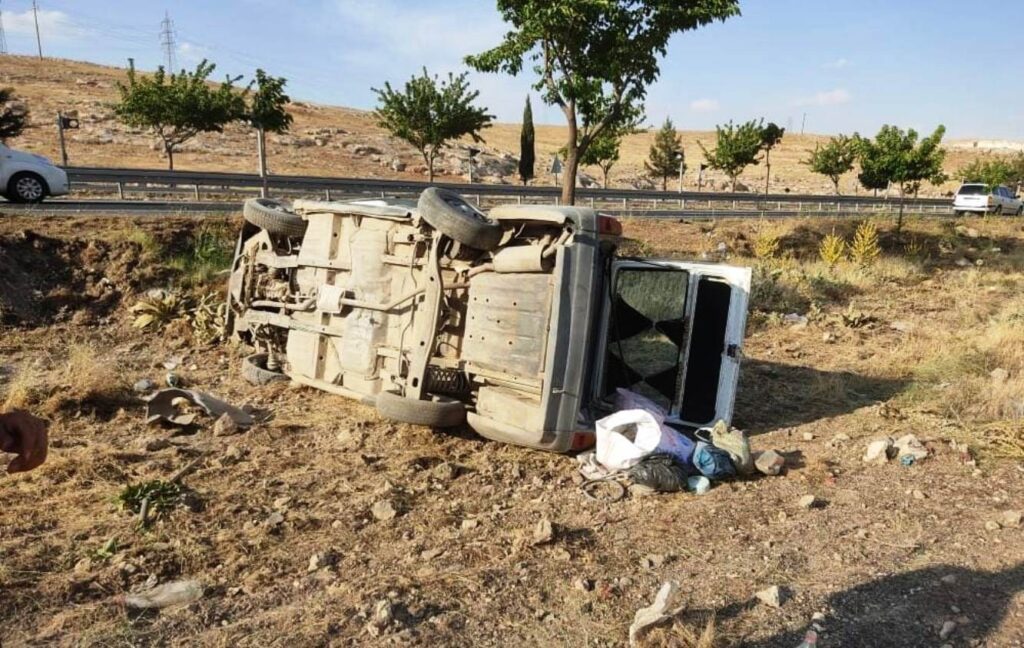 Şanlıurfa’da Devrilen otomobildeki 3 kişi yaralandı