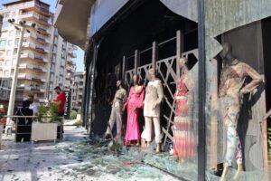 Şanlıurfa’da iki katlı kadın giyim mağazasında yangın