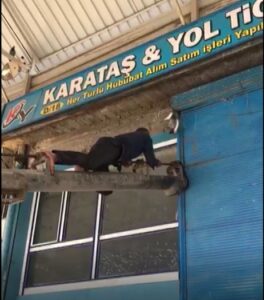 Şanlıurfa’da İpe asılı kalan güvercini duyarlı vatandaş kurtardı