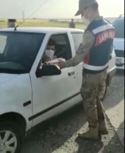 Şanlıurfa’da Jandarma denetiminde bayram şekeri ikram etti