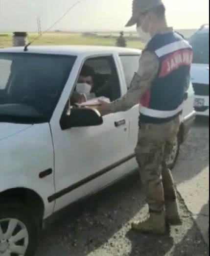 Şanlıurfa’da Jandarma denetiminde bayram şekeri ikram etti