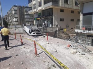 Şanlıurfa’da Kaldırımda yürüyen kıza otomobil çarptı