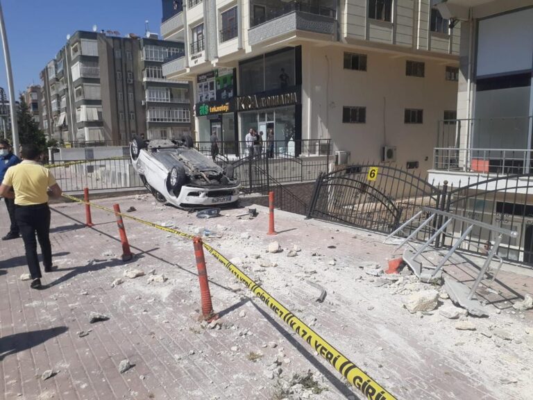 Şanlıurfa’da Kaldırımda yürüyen kıza otomobil çarptı