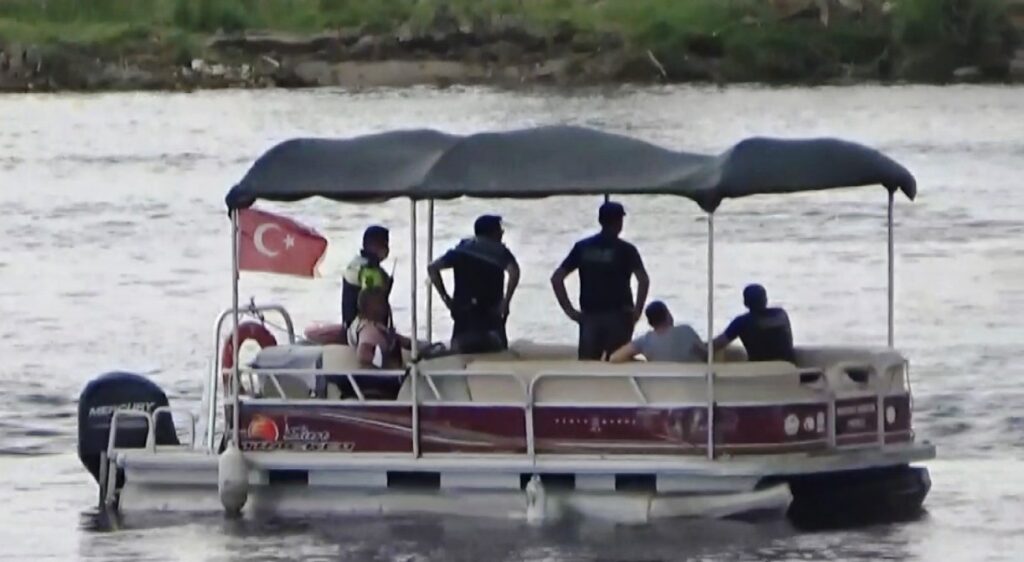 Şanlıurfa’da Köprüden atladığı öne sürülen genci arama çalışmaları 8 gündür sürüyor