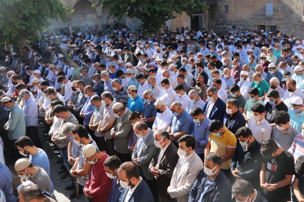 Şanlıurfa’da Korona virüsten hayatını kaybeden kanaat önderini yüzlerce kişi uğurladı
