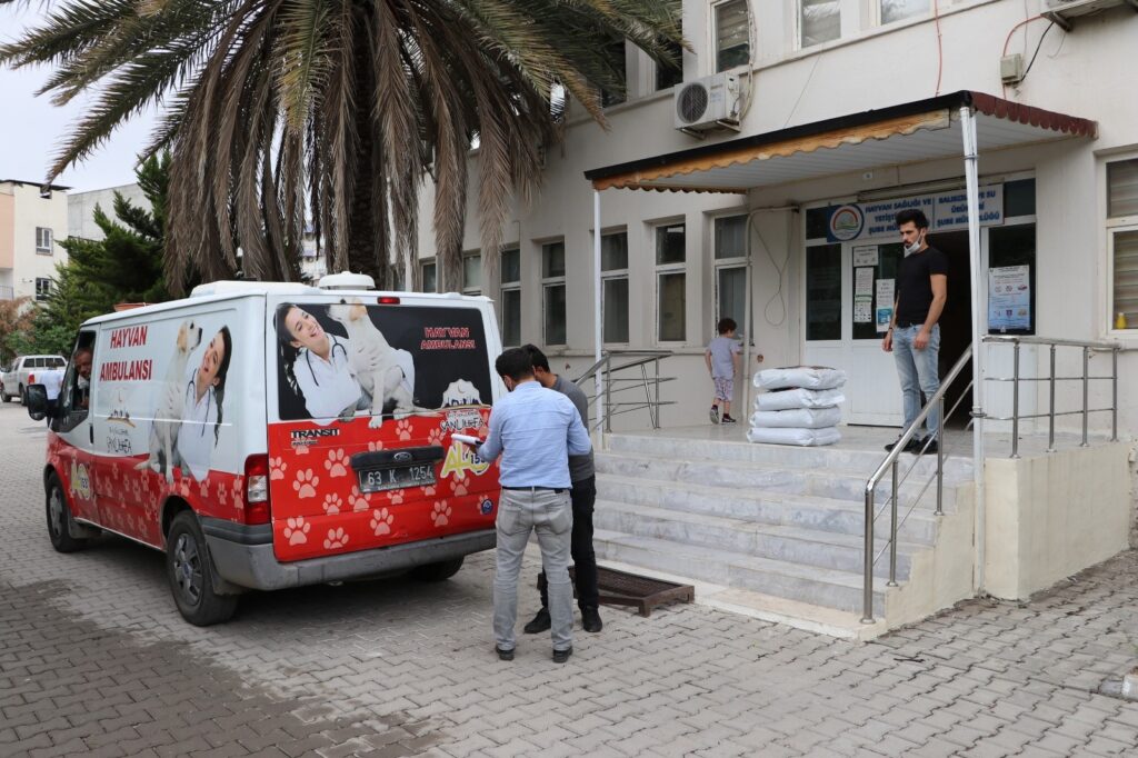 Şanlıurfa’da Tam kapanmada sokak hayvanları unutulmadı