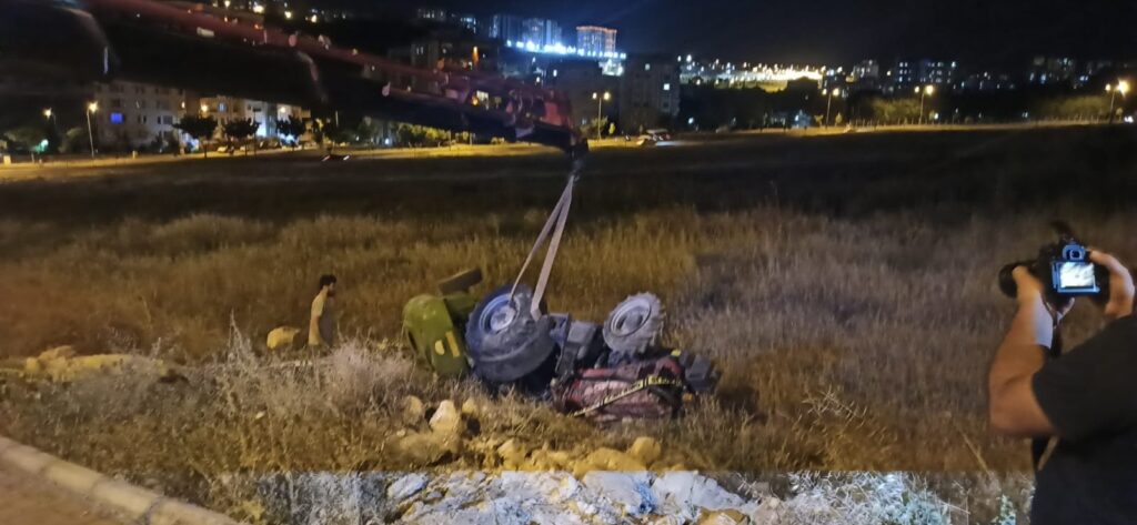Şanlıurfa’da traktör şarampole devrildi: 1 ölü, 1 yaralı