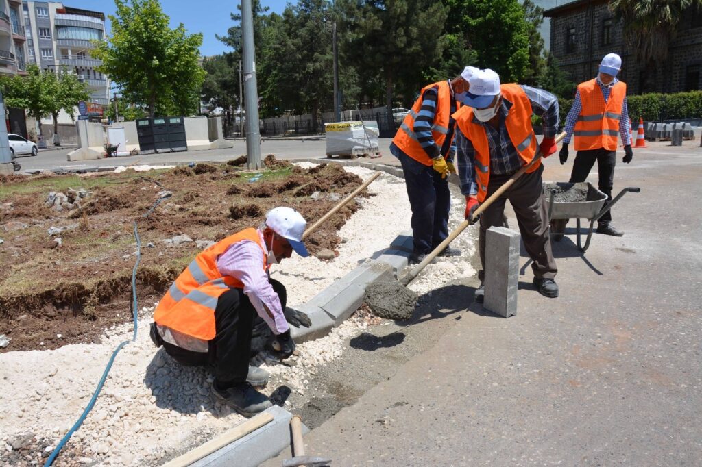 Siverek’te 15 Temmuz darbe girişimi sonrası kapatılan yol ve kavşakta düzenleme çalışması başladı