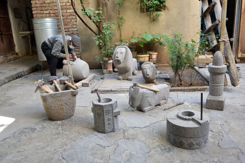 Siverek’te Taşlara şekil vererek eserler ortaya çıkarıyor