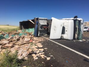 Siverek’te tır devrildi: 3 yaralı