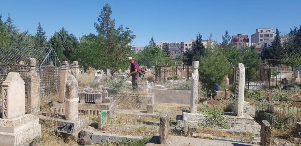 Viranşehir’de Mezarlıklarda çevre temizliği yapılıyor
