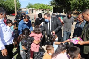 Viranşehir’de Salıncaktan düşen çocuğu Belediye başkanı evinde ziyaret etti