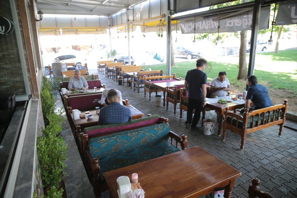 Şanlıurfa’da “kademeli normalleşme”yle müşteri kabulüne başlayan ciğerciler ilgi görüyor