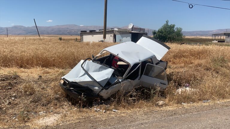 Adıyaman Şanlıurfa karayolunda iki otomobil çarpıştı: 3 yaralı