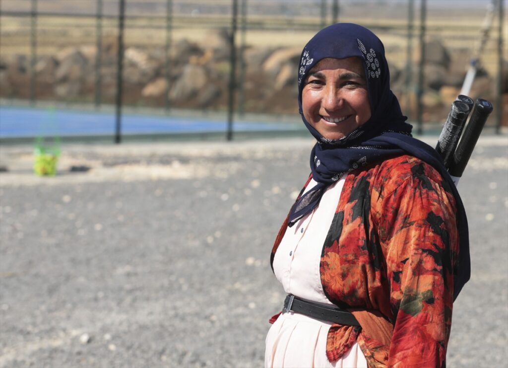 Şanlıurfalı üç çocuk annesi Fatma Karakeçi, kızı için yöresel kıyafetleriyle tenis kortuna çıktı