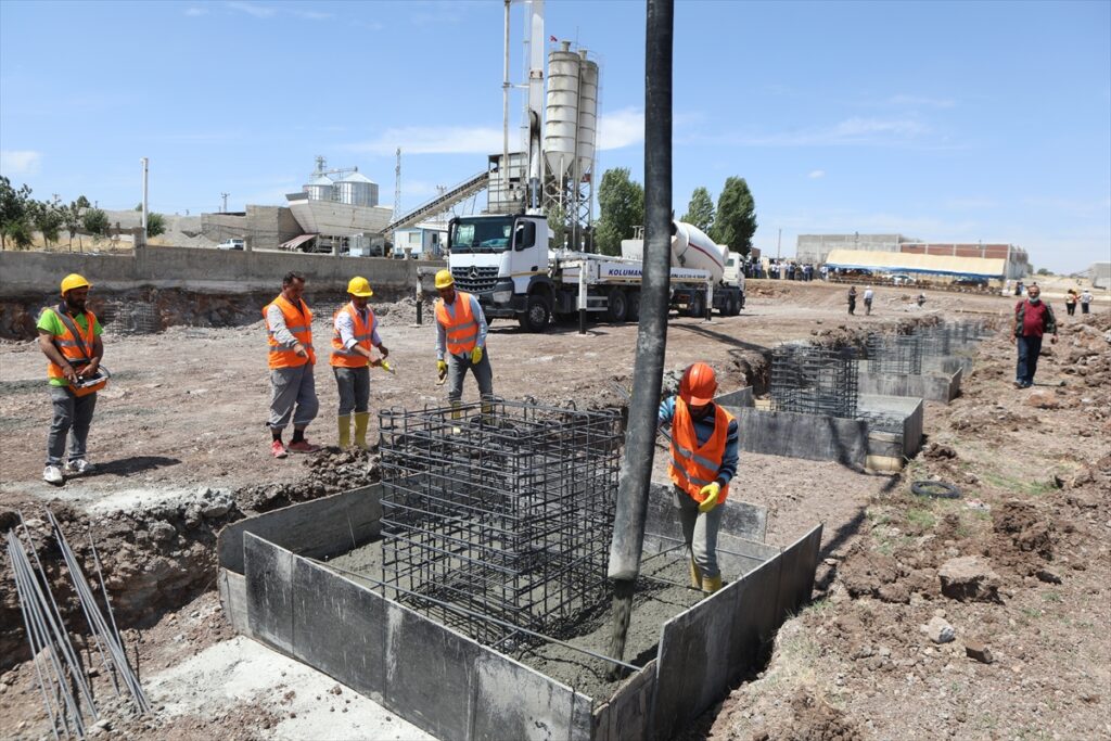 Şanlıurfa’da 400 kişiye istihdam sağlayacak tekstil fabrikasının temeli atıldı