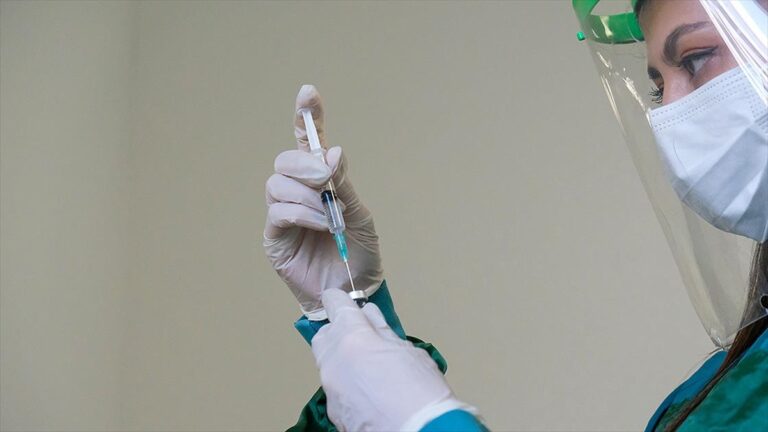 Türkiye’de nüfusun yaklaşık yüzde 25’ine birinci doz Kovid-19 aşısı uygulandı