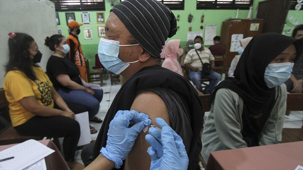 Dünya genelinde yaklaşık 2 milyar 388 milyon doz Kovid-19 aşısı yapıldı