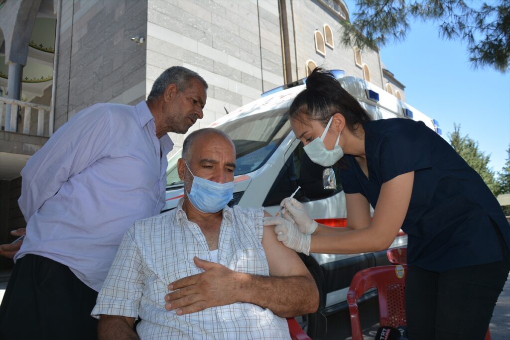 Şanlıurfa’da aşı çadırlarına yoğun ilgi gösterildi