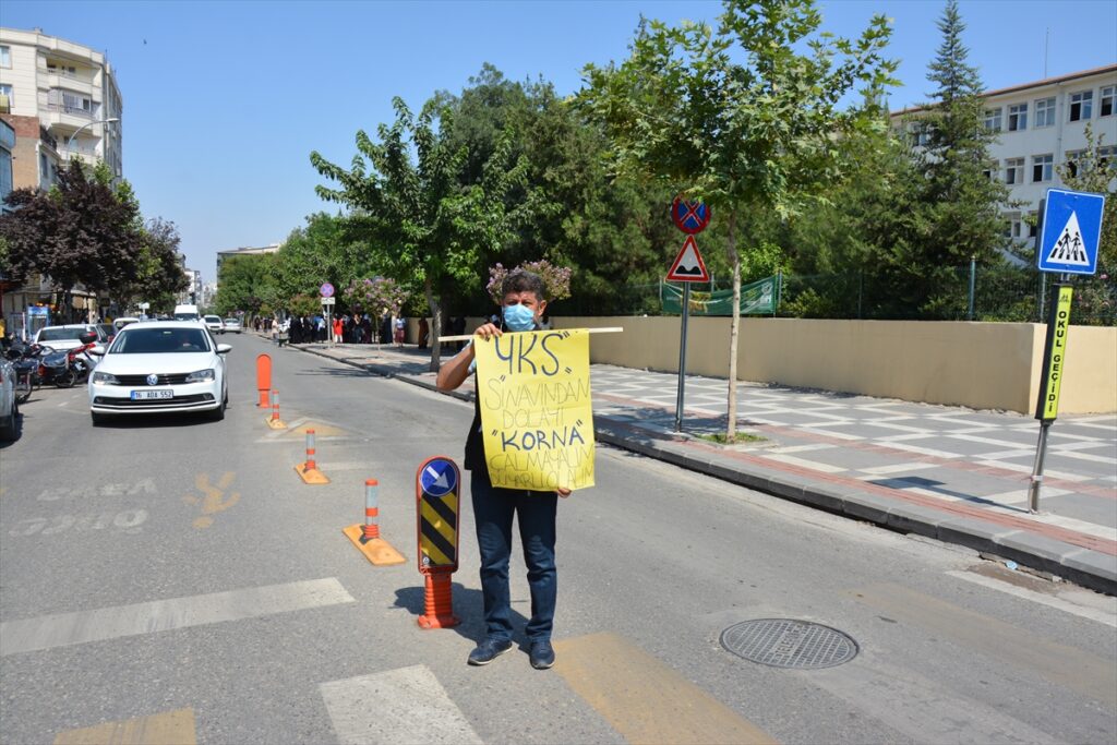 Şanlıurfa’da zabıta memurundan sürücülere sınavdaki öğrencilerin rahatsız olmaması için “korna çalmama” uyarısı