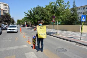 Şanlıurfa’da zabıta memurundan sürücülere sınavdaki öğrencilerin rahatsız olmaması için “korna çalmama” uyarısı