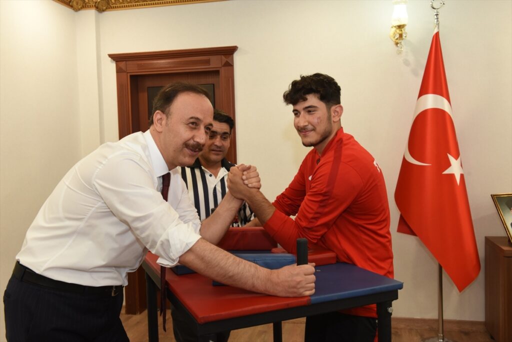 Şanlıurfa Valisi Abdullah Erin, şampiyon sporcuyla bilek güreşi tuttu