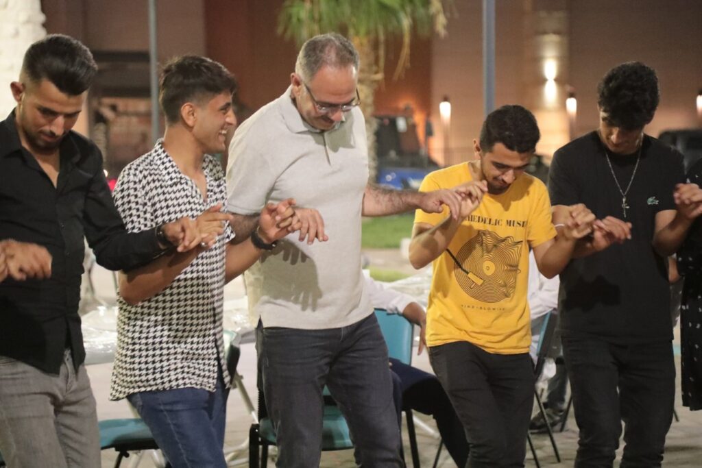 Mehmet Kuş Sınava girecek öğrencilerle halay çekti