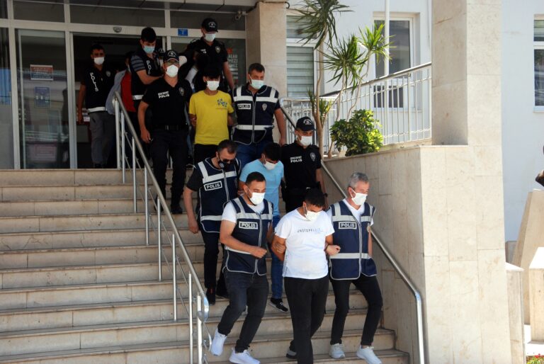 Şanlıurfa ve Mersin’de Çaldıkları sosyal medya hesaplarıyla vatandaşı dolandırdılar