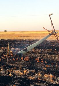 Şanlıurfa’da tarlada anız yakılması elektrik direklerine zarar verdi