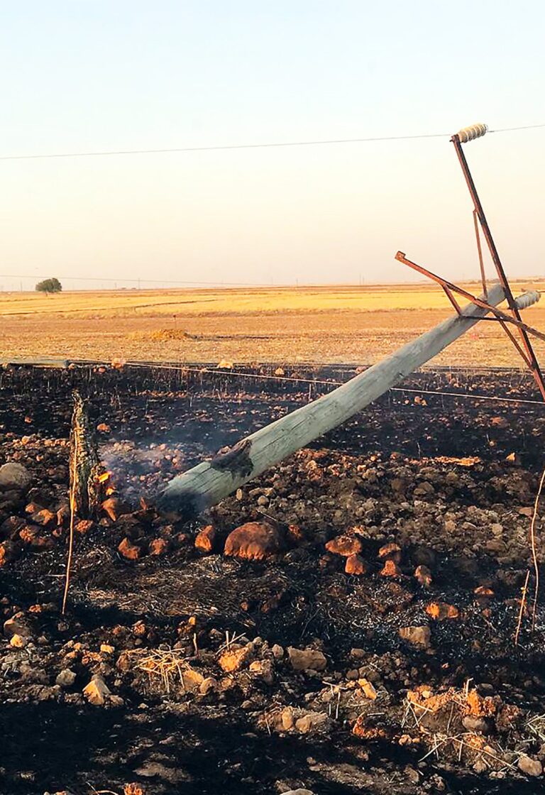Şanlıurfa’da tarlada anız yakılması elektrik direklerine zarar verdi