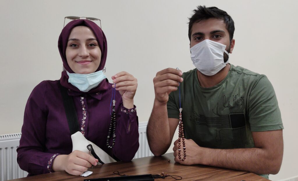 Şanlıurfa’da tespih atölyesinde yapılan tespihler babalara hediye edildi