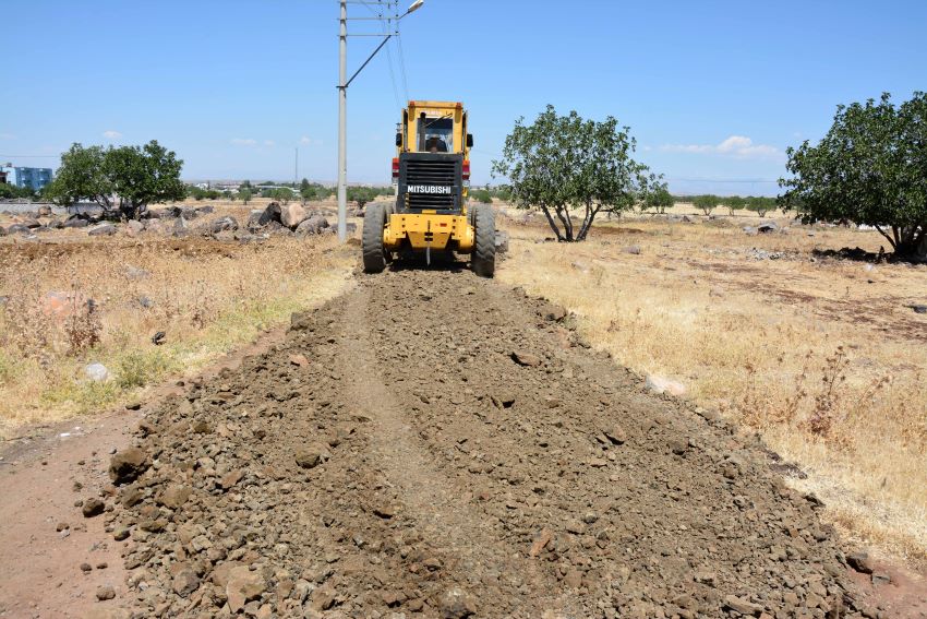 Siverek’te Yeni yerleşim alanlarında yol yapım çalışmaları sürüyor