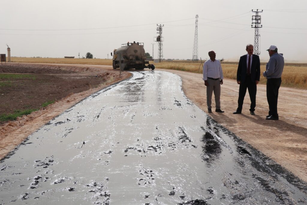 Akçakale kırsalında ilk asfalt çalışması başladı