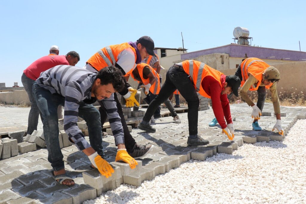 Akçakale kırsalındaki kilitli parke çalışmaları devam ediyor