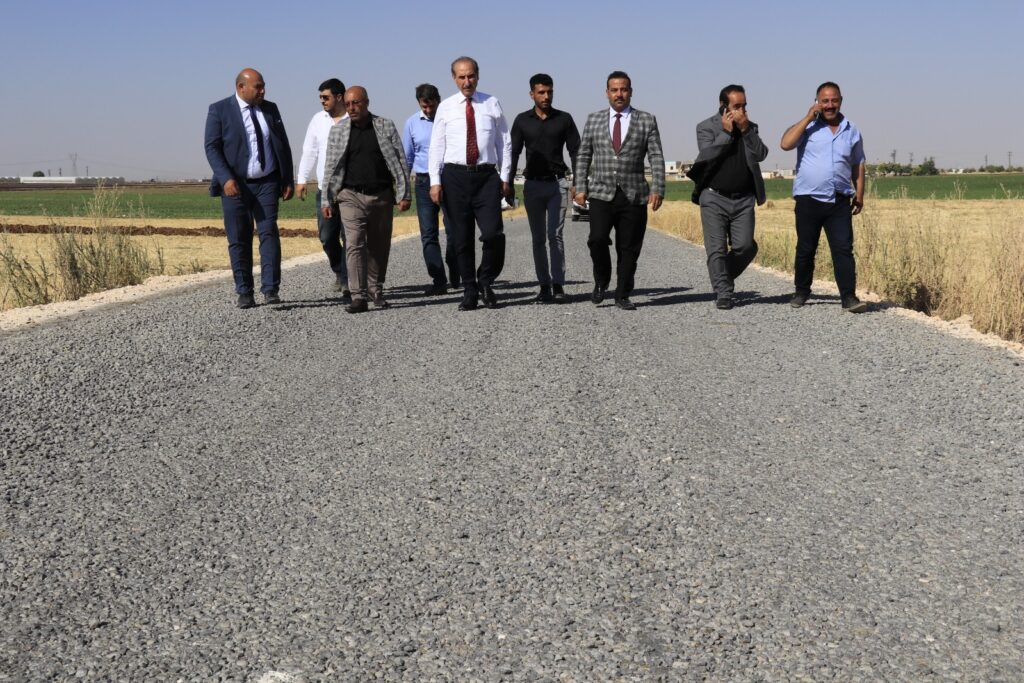 Akçakale’de kırsal bölgelere yakışır yollar yapılıyor