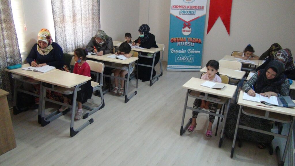 Anneler okuma yazmayı çocuklarının desteği ile öğreniyor