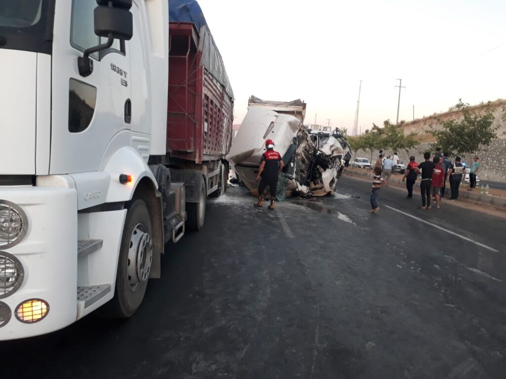 Bozova’da Su tankerine çarpan tırın sürücüsü ağır yaralandı