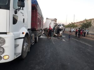 Bozova’da Su tankerine çarpan tırın sürücüsü ağır yaralandı